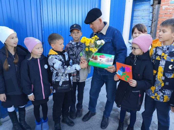 Педагог-ветерана уяв ячӗпе саламланă